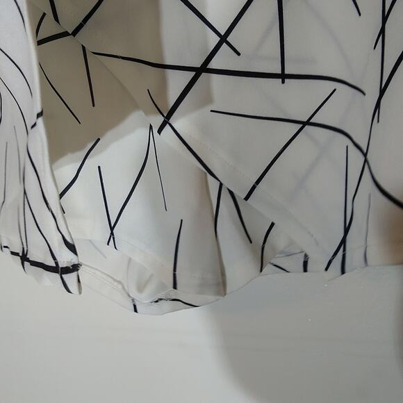 Unbranded white with black lines size small skort. - Picture 3 of 8